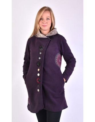 Fialový kabát s límcem zapínaný na knoflíky, aplikace, potisk a výšivka