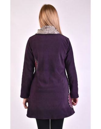 Fialový kabát s límcem zapínaný na knoflíky, aplikace, potisk a výšivka