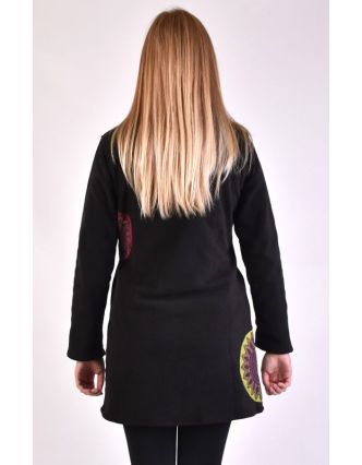 Černý kabát s límcem zapínaný na knoflíky, aplikace, potisk a výšivka