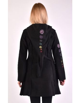 Černý fleecový kabátek s dlouhou kapucí, zapínání na zip, výšivka, kapsy