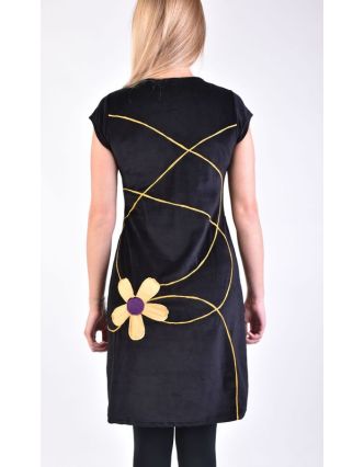 Krátké sametové černé šaty s krátkým rukávem, aplikace barevné květiny