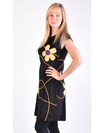 Krátké sametové černé šaty s krátkým rukávem, aplikace barevné květiny