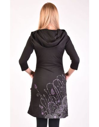 Černé šaty s kapucí/límcem, tříčtvrteční rukáv, kapsy, potisk a výšivka
