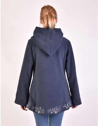 Tmavě modrý kabát s kapucí zapínaný na knoflík, květinová výšivka