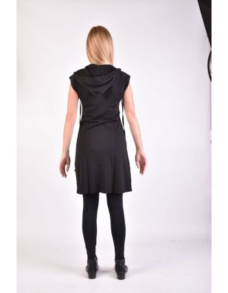 Černé šaty s krátkým rukávem, kapuce, kruhové aplikace