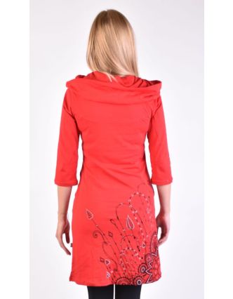 Červené šaty s kapucí/límcem, tříčtvrteční rukáv, kapsy, potisk a výšivka