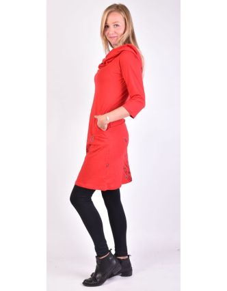 Červené šaty s kapucí/límcem, tříčtvrteční rukáv, kapsy, potisk a výšivka