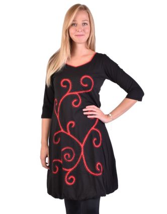 Krátké černé balonové šaty s 3/4 rukávem a červenými detaily