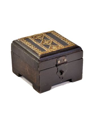 Ozdobná dřevěná krabička zdobená mosazným plechem, 10x10x7cm