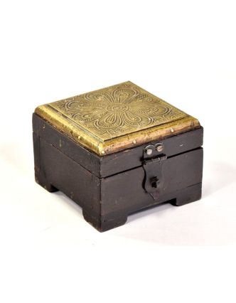 Ozdobná dřevěná krabička zdobená mosazným plechem, 10x10x7cm