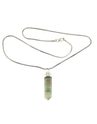 Dlouhý náhrdelník se sv. zeleným kamenem, stříbrná barva řetízku