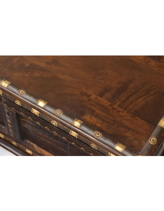 Stará truhla z mangového dřeva zdobená železným kováním, 125x53x49cm