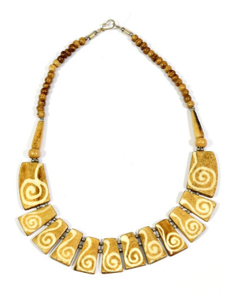 Béžový kostěný náhrdelník s motivem spirály
