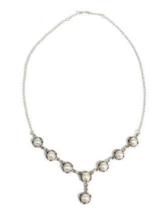 Stříbrný náhrdelník vykládaný perlami, karabinka, délka cca 52cm, AG 925/1000