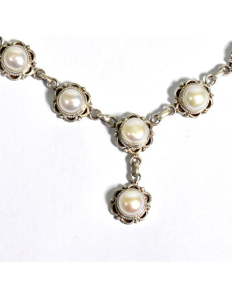 Stříbrný náhrdelník vykládaný perlami, karabinka, délka cca 52cm, AG 925/1000