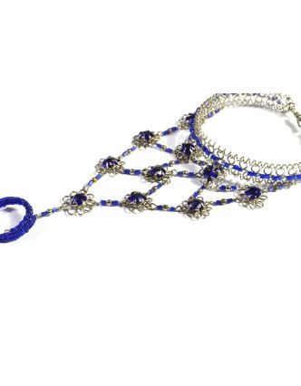 Pundža, náramek s prstenem z bílého kovu a jemných skleněných korálků, modrý