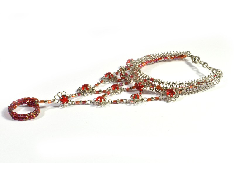 Pundža, náramek s prstenem z bílého kovu a jemných skleněných korálků, červený