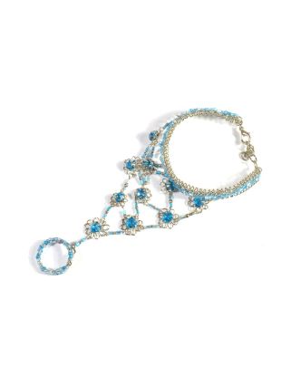 Pundža, náramek s prstenem z bílého kovu a jemných skleněných korálků, tyrkysový