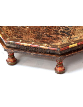 Starý osmiboký stolek zdobený mosazným kováním, teakové dřevo, 78x78x17cm