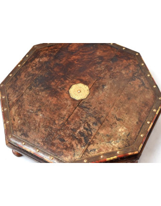 Starý osmiboký stolek zdobený mosazným kováním, teakové dřevo, 78x78x17cm