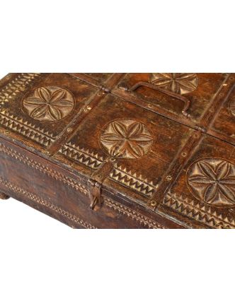 Stará truhlička - šperkovnice z antik dřeva, ručně vyřezávaná, 44x32x20cm