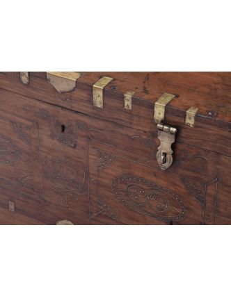Truhla z teakového dřeva zdobená mosazným kováním, 75x43x47cm