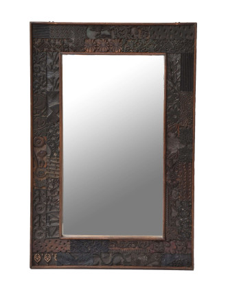 Zrcadlo v rámu z teakového dřeva zdobené starými raznicemi, 62x93x4cm