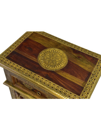 Noční stolek z palisandrového dřeva zdobený mosazným kováním, 45x30x65cm