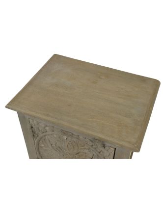 Noční stolek s vyřezávanými dvířky z mangového dřeva, bílá patina 50x38x59cm