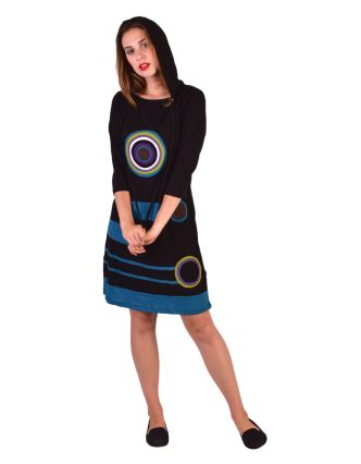 Krátké šaty, 3/4 rukáv, černé, barevné kruhy, modré pruhy, kapuce