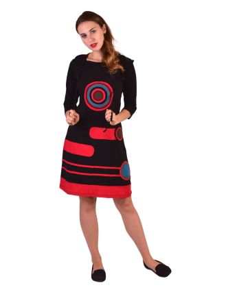 Krátké šaty, 3/4 rukáv, černé, barevné kruhy, červené pruhy, kapuce