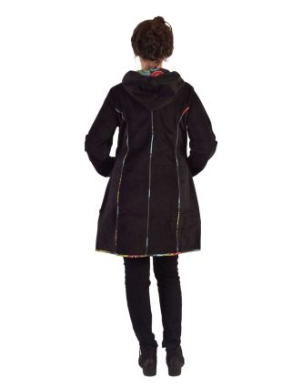 Černý manžestrový kabátek s kapucí, barevné lemování, tři kapsy, bez podšívky