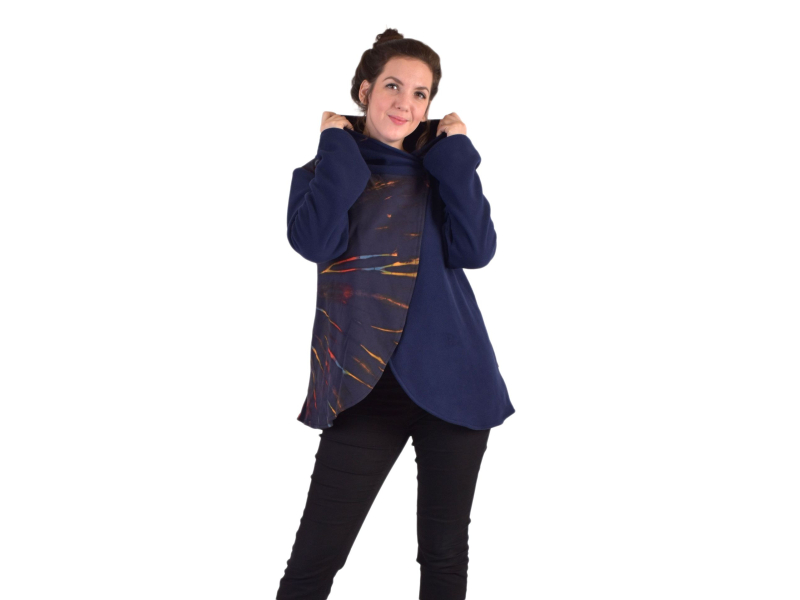 Modrý fleecový kabát s kapucí zapínání na knoflík, dvě kapsy, batika