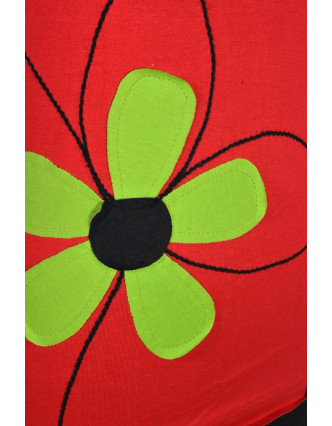 Červené tričko s krátkým rukávem a zelenou aplikací květiny, černá výšivka