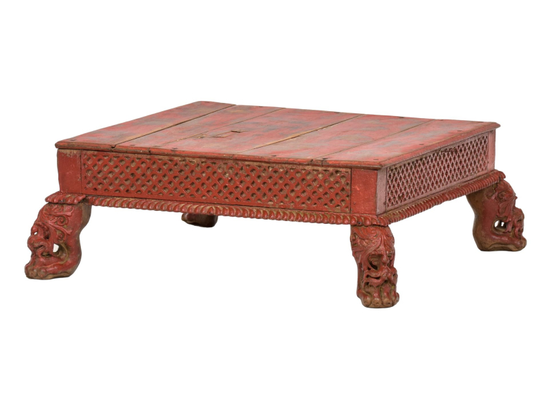 Starý stolek, ručně vyřezávané nohy, 66x66x24cm