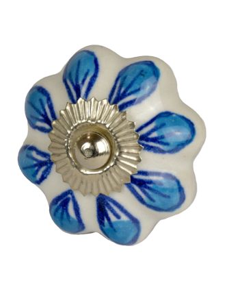 Malovaná porcelánová úchytka na šuplík, bílá, modré okvětní listy, průměr 4,5 cm