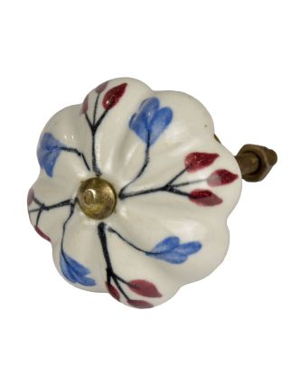 Malovaná porcelánová úchytka na šuplík, tvar květiny, bílá, modré a vínové listy