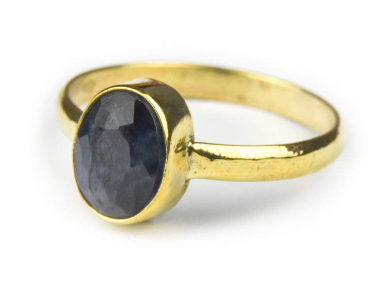 Prsten vykládaný černým onyxem, broušený, postříbřený (10µm)