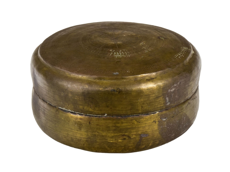 Stará kovová nádoba s víkem, ručně tepaná, mosazná, 23x23x13cm