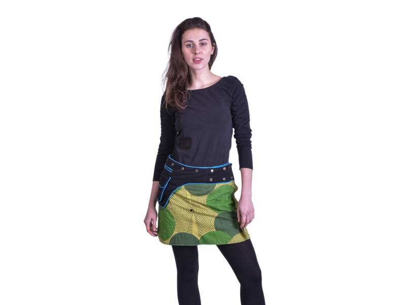 Krátká zelená sukně zapínaná na patentky, kapsa, spiral print