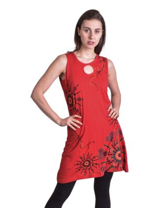 Červené šaty bez rukávu s potiskem, barevná výšivka