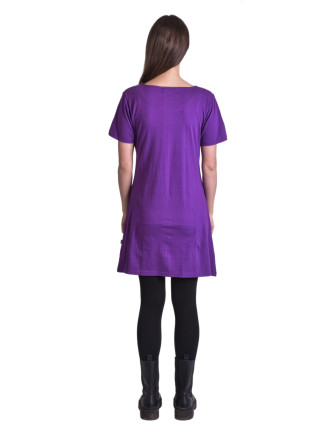 Krátké fialové šaty s krátkým rukávem, barevný potisk a výšivka mandal