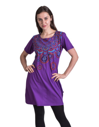 Krátké fialové šaty s krátkým rukávem, barevný potisk a výšivka mandal