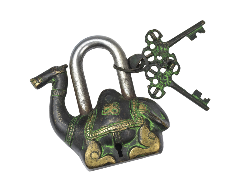 Mosazný visací zámek sedící velbloud, zelená patina, 2 klíče, 10x11cm