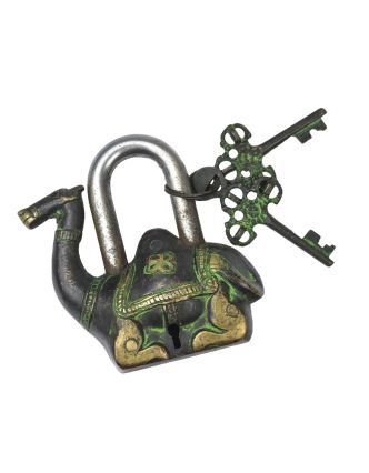Mosazný visací zámek sedící velbloud, zelená patina, 2 klíče, 10x11cm