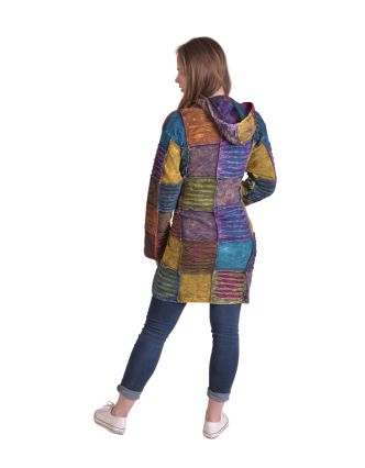 Prodloužená barevná patchworková mikina s kapucí, prostřihy a výšivky, kapsy