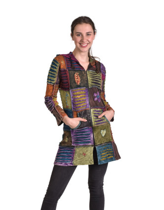 Prodloužená barevná patchworková mikina s kapucí, prostřihy a výšivky, kapsy