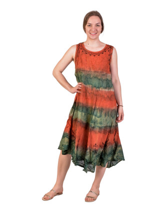 Dlouhé volné šaty, bez rukávů, oranžové se zelenou batikou a výšivkou