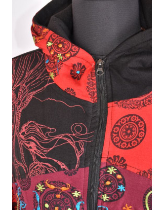 Červená mikina s kapucí zapínaná na zip, mix potisků, kapsy a výšivka