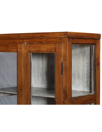Prosklená skříň z teakového dřeva, uvnitř bílá, 81x42x160cm